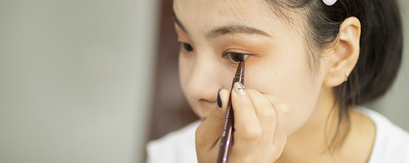 单眼皮怎么画眼线 化妆工具一定要选对