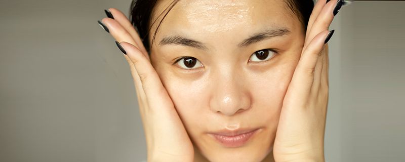 掌握正确洗脸方式 改善粗糙肤质