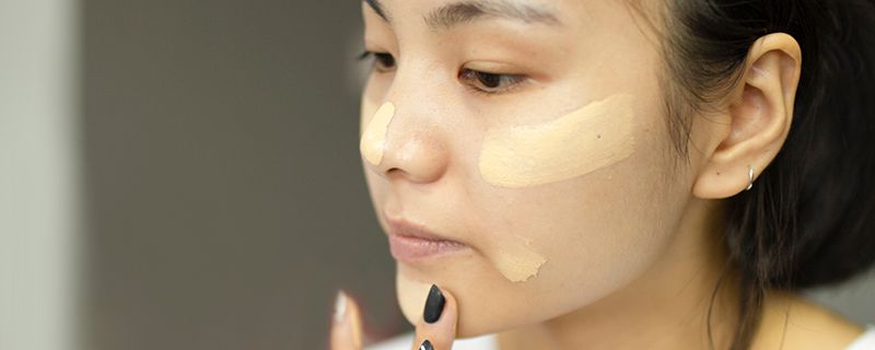 如何正确涂抹粉底液 借助工具打造轻薄底妆