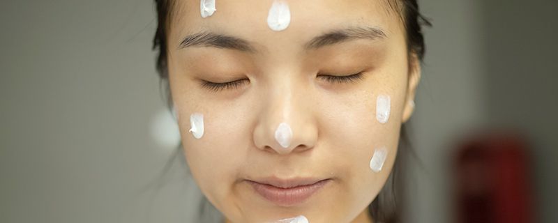 面霜是不得不用的护肤产品 使用后可以达到一定的锁水效果
