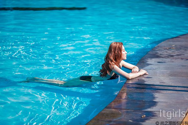 夏日美女泳装写真集 清凉性感上演湿身诱惑