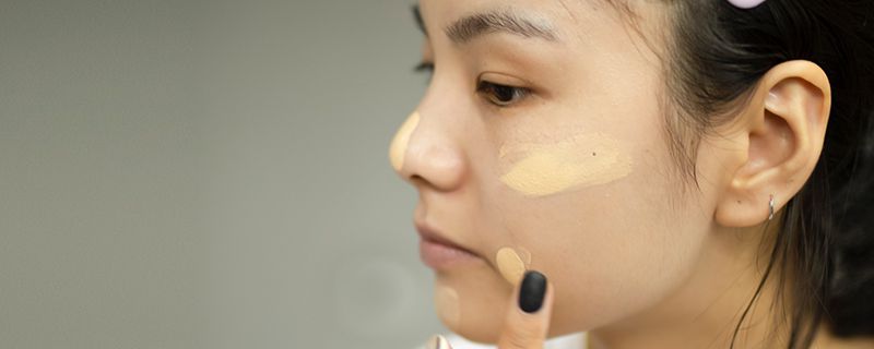 怎么化妆显脸小 化妆过程中的光影艺术
