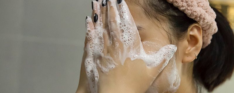 怎样正确卸妆洗脸 简单方法让你拥有水嫩肌肤
