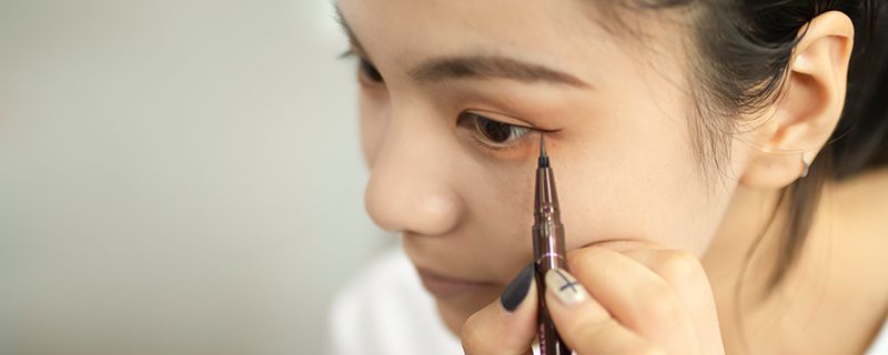 眼妆怎么画显得眼睛大 简单易学的眼妆技巧